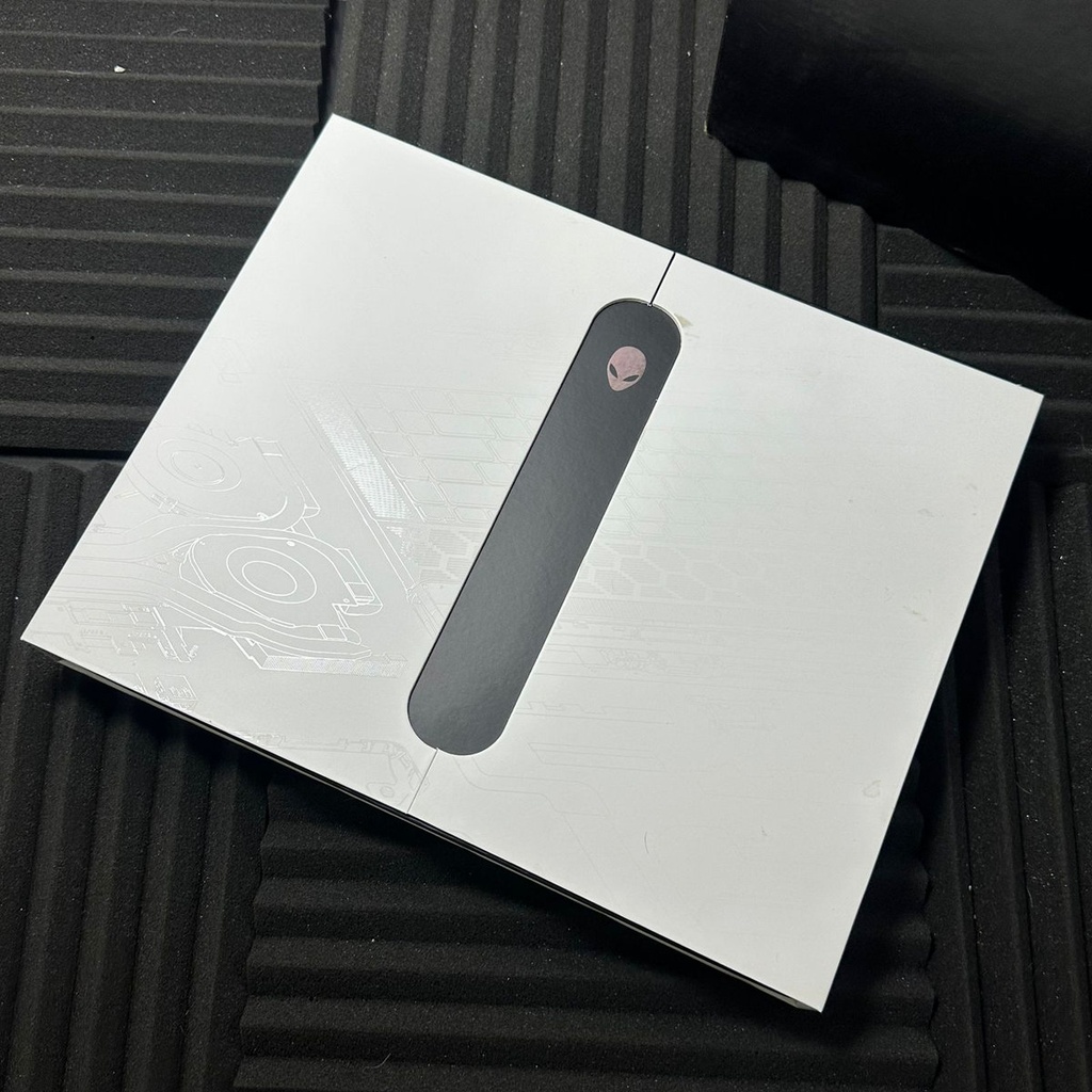 Alienware X16 R2 / i7 13700H / RTX 4070 / 1TB SSD Nvme / 16GB RAM DDR5 (1)