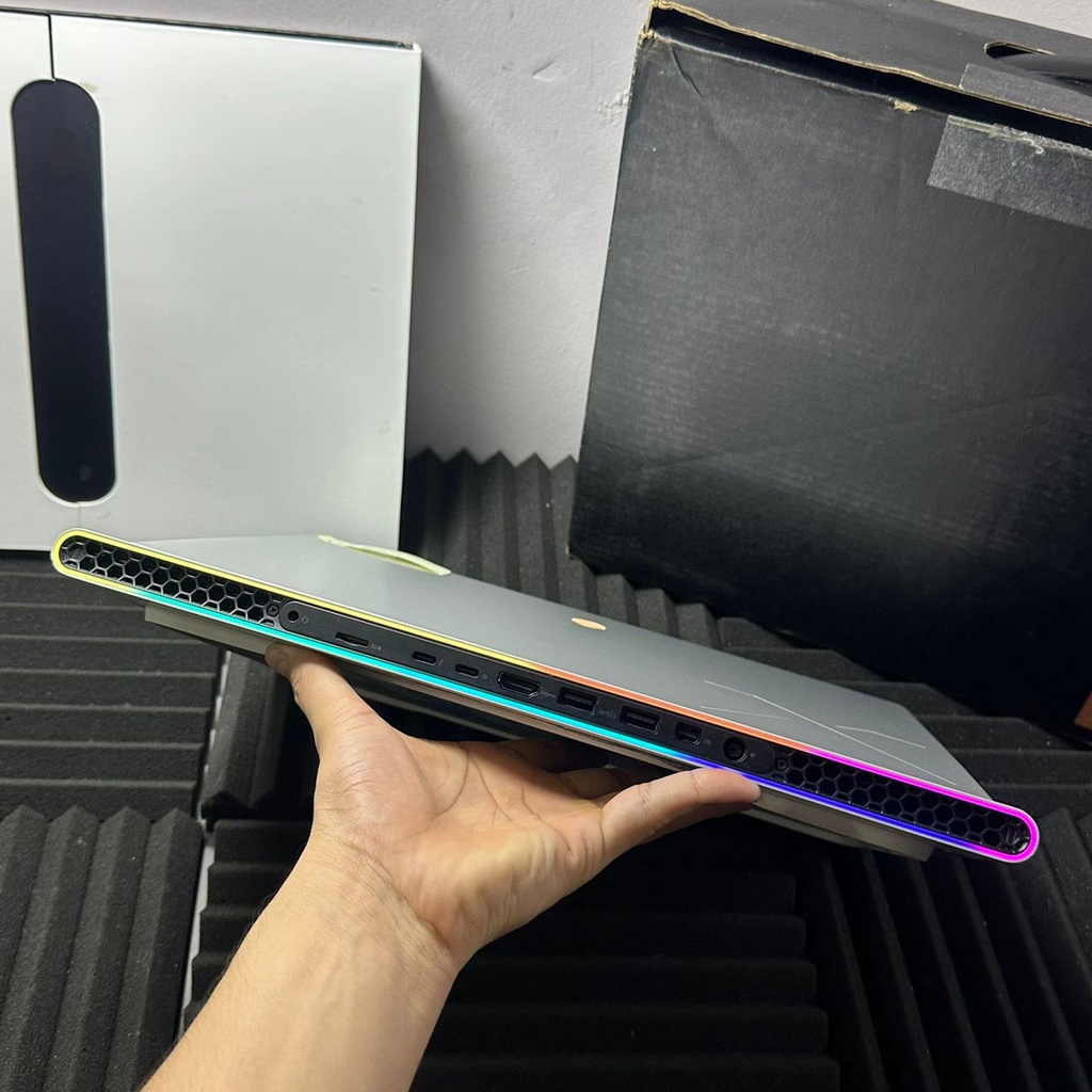 Alienware X16 R2 / i7 13700H / RTX 4070 / 1TB SSD Nvme / 16GB RAM DDR5 (10)