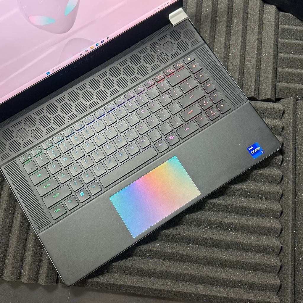 Alienware X16 R2 / i7 13700H / RTX 4070 / 1TB SSD Nvme / 16GB RAM DDR5 (2)