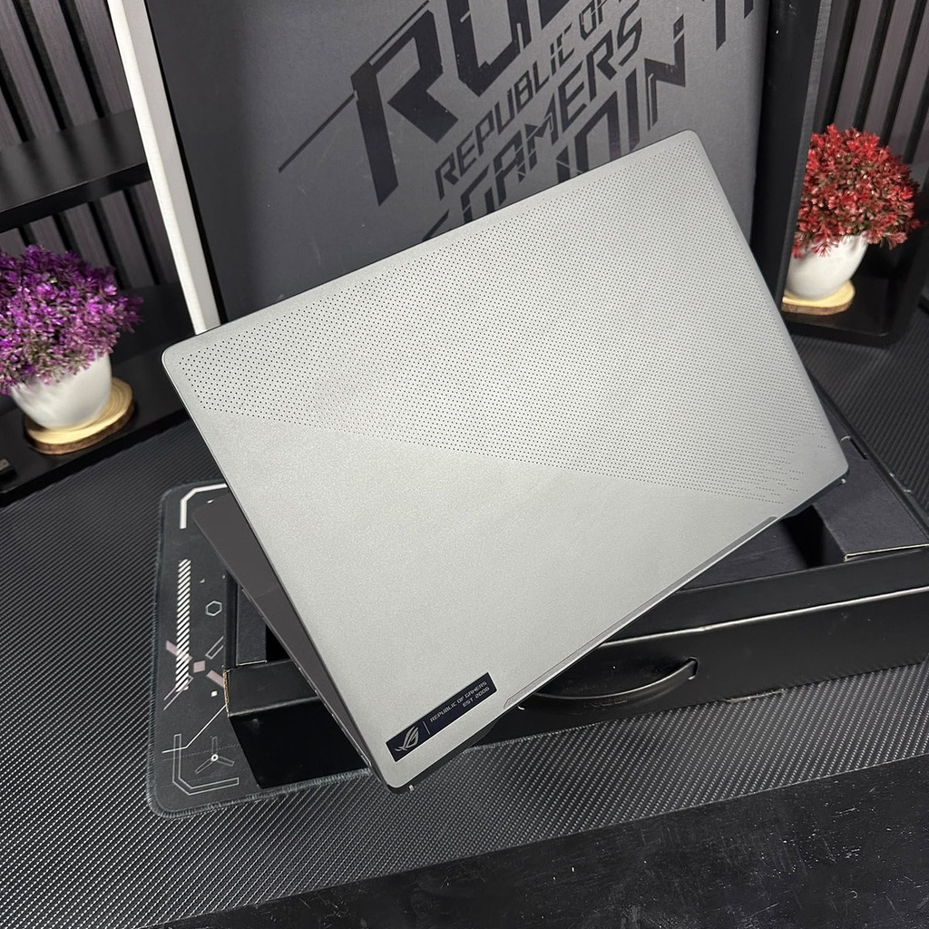 Asus Zephyrus G16 / i7 13620H / RTX 4070 / 24GB RAM / 512GB SSD / 16" F (4)